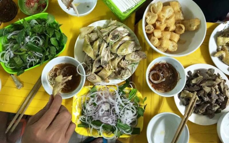 Giá đồ ăn tại quán Long Hương không rẻ, nhưng có lẽ đắt xắt ra miếng