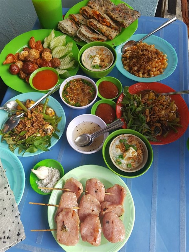 Các món ăn vặt đa dạng tại Nhi Nhi Quán