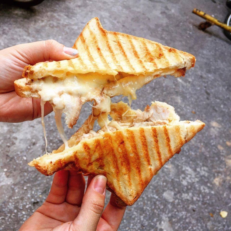 Sandwich gà nướng phô mai - Vườn Ẩm Thực Neu Mart