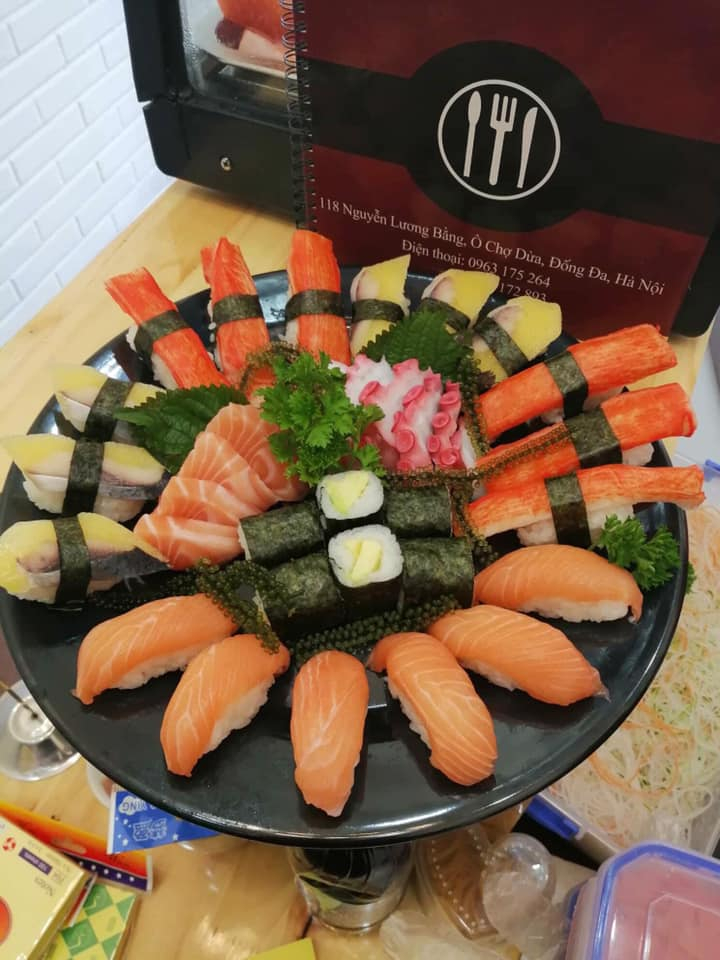 Mâm sushi hấp dẫn tại Sushi poss (Nguồn: Fanpage: Sushi poss 118 Nguyễn Lương Bằng)