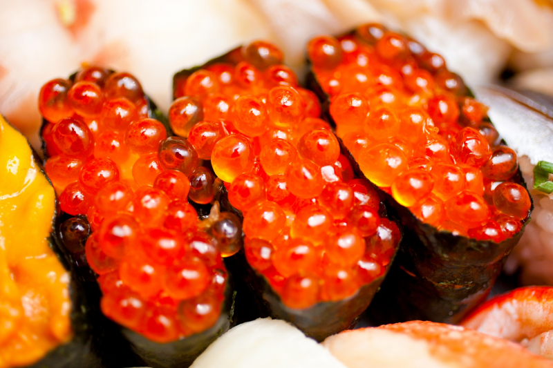 Sushi Trứng Cá Hồi