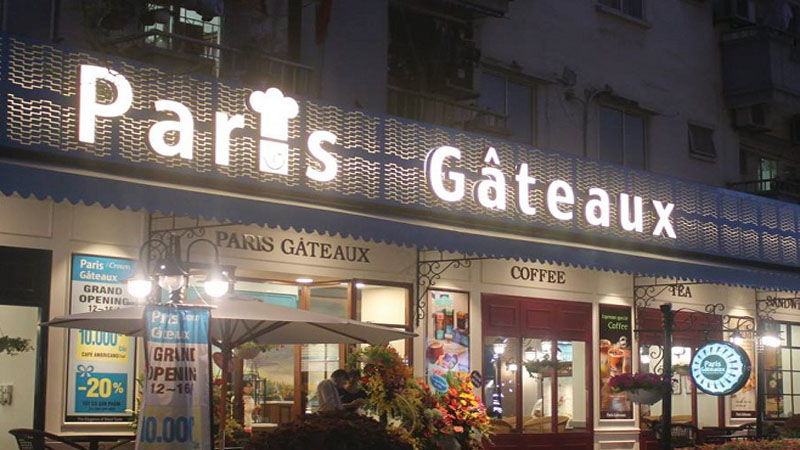 Góc chụp trước tại cửa hàng bánh ngọt Paris Gâteaux